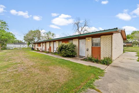 Multifamily For Sale - 502 E Heard St<br/> Ganado, TX 77962