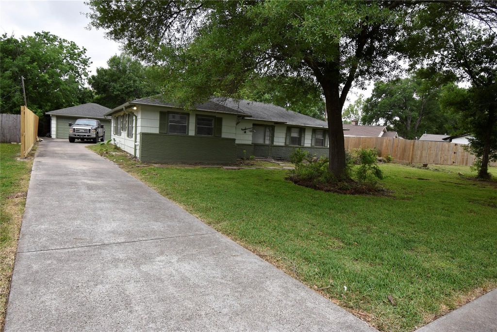 Photo of 1706 Oaks Drive, Pasadena, TX 77502 (MLS # 22108162)