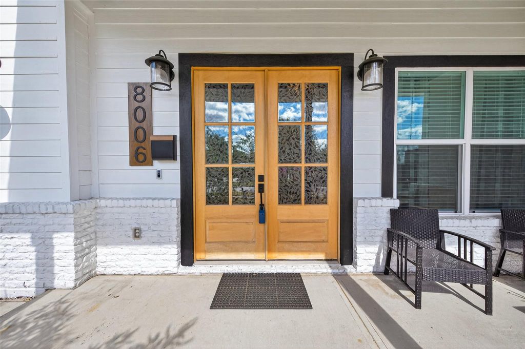 Photo of 8006 Longridge Drive Dr, Houston, TX 77055 (MLS # 18901416)