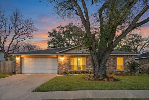 Homes For Sale - 10123 Kent Towne Lane<br/> Sugar Land, TX 77498