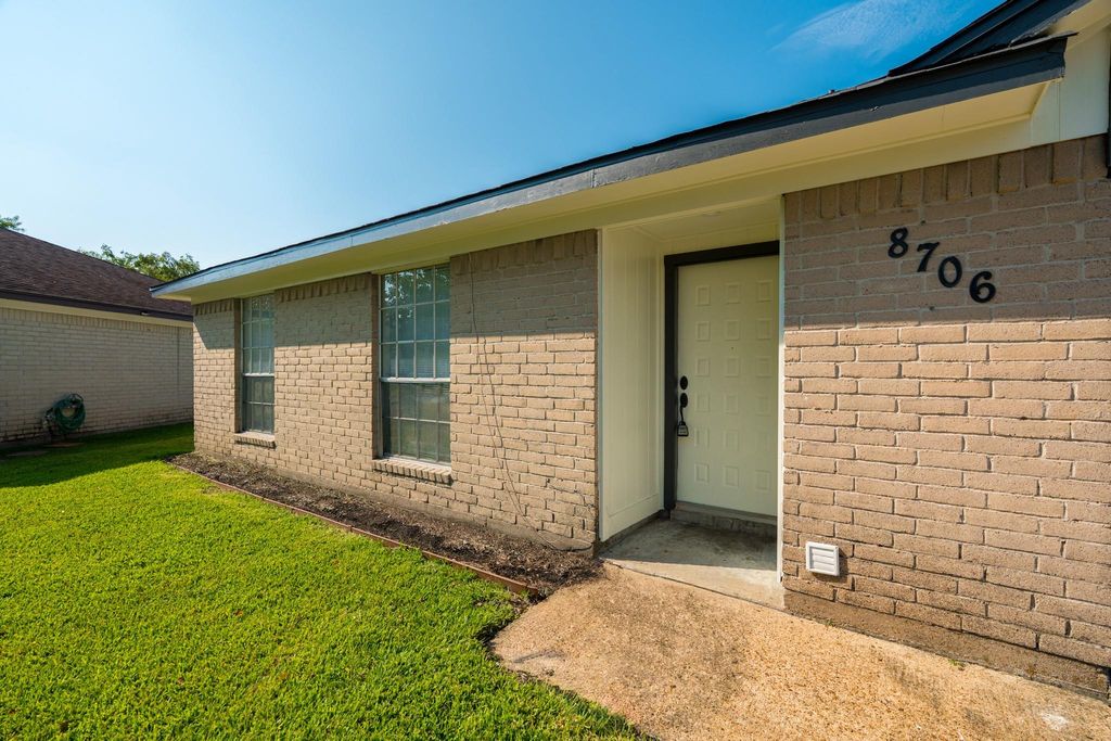 Photo of 8706 Kirkmont Drive, Houston, TX 77089 (MLS # 47239216)