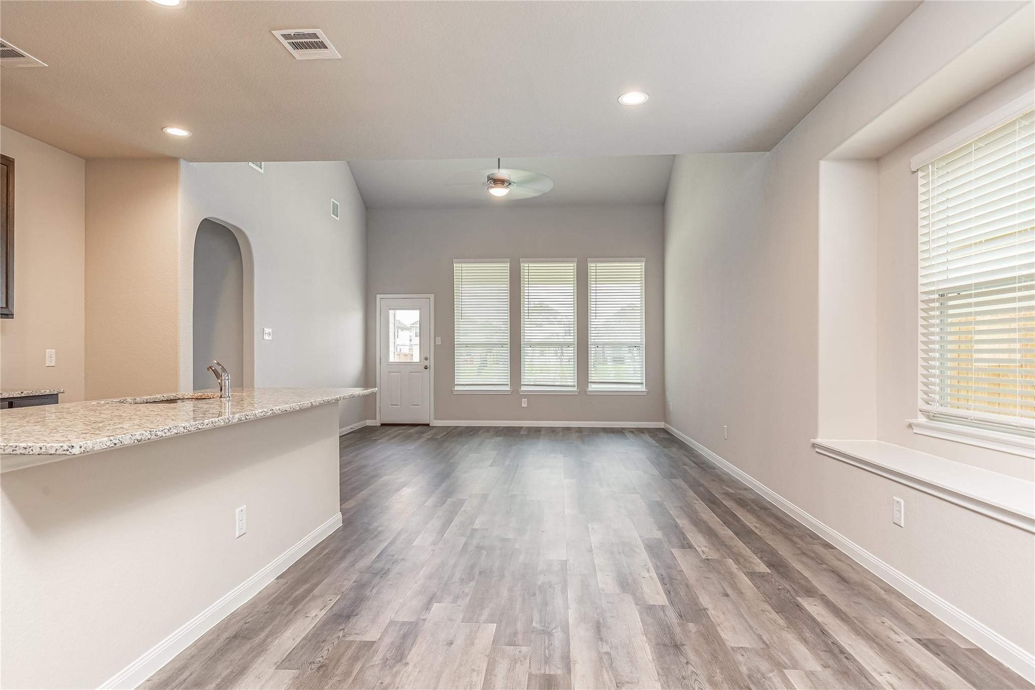 24630 Bastiani Canvas Lane