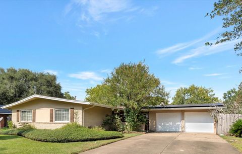 Photo of 1615 Redway Lane, Houston, TX 77062 (MLS # 48418386)