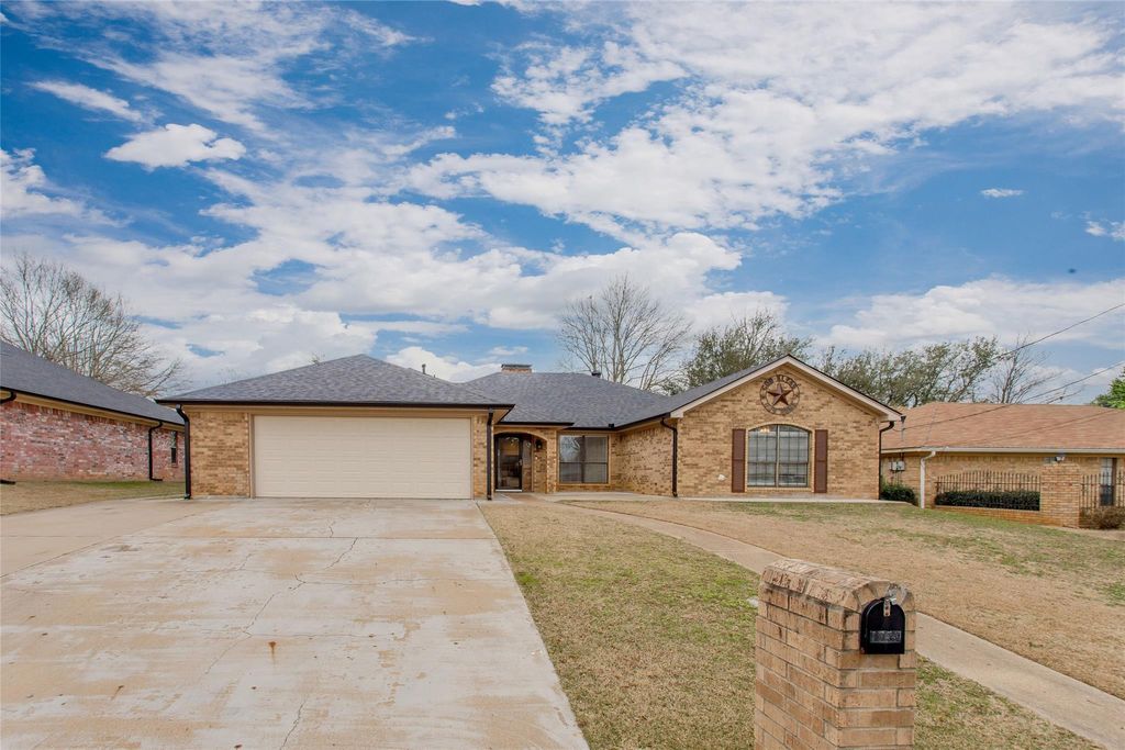 Photo of 1909 Castlegate Drive, Henderson, TX 75654 (MLS # 33005611)