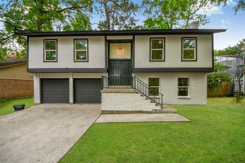 Photo of 33 Kittiwake Court, The Woodlands, TX 77380 (MLS # 28575887)