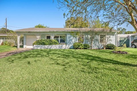 Photo of 108 Bonita Avenue, Galveston, TX 77550 (MLS # 37842234)