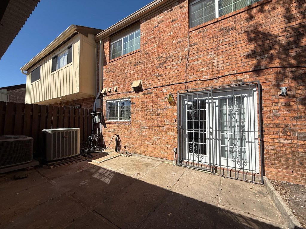 Photo of 10372 Hammerly Boulevard #25, Houston, TX 77043 (MLS # 2763470)