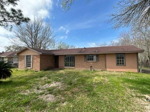 Homes For Sale - 306 Tennyson Street<br/> San Leon, TX 77539
