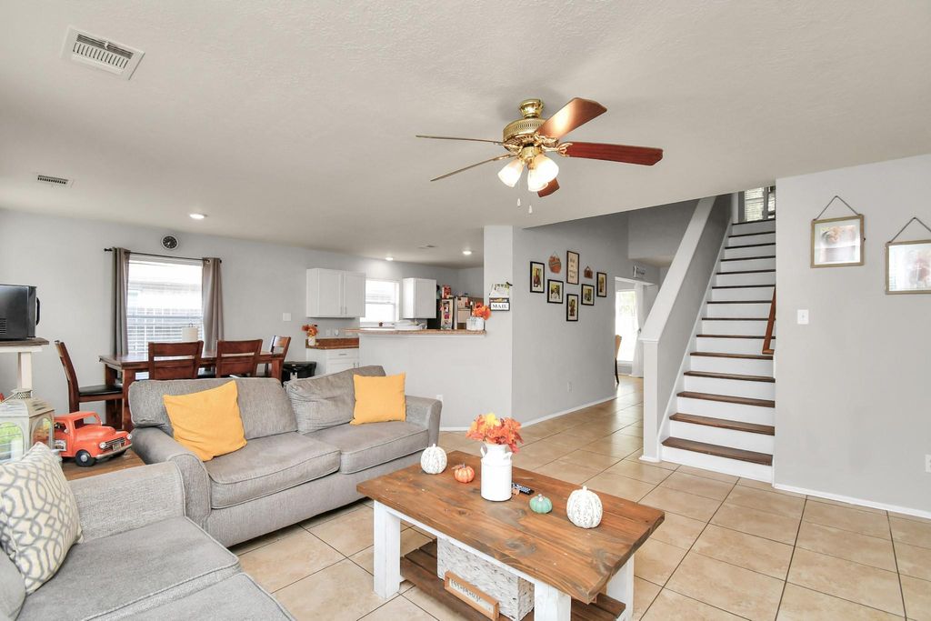 Photo of 803 N Vista Drive, Houston, TX 77073 (MLS # 10380592)