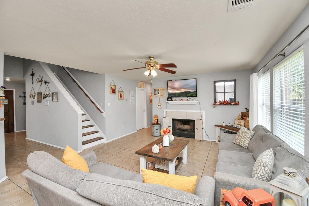 Photo of 803 N Vista Drive, Houston, TX 77073 (MLS # 10380592)