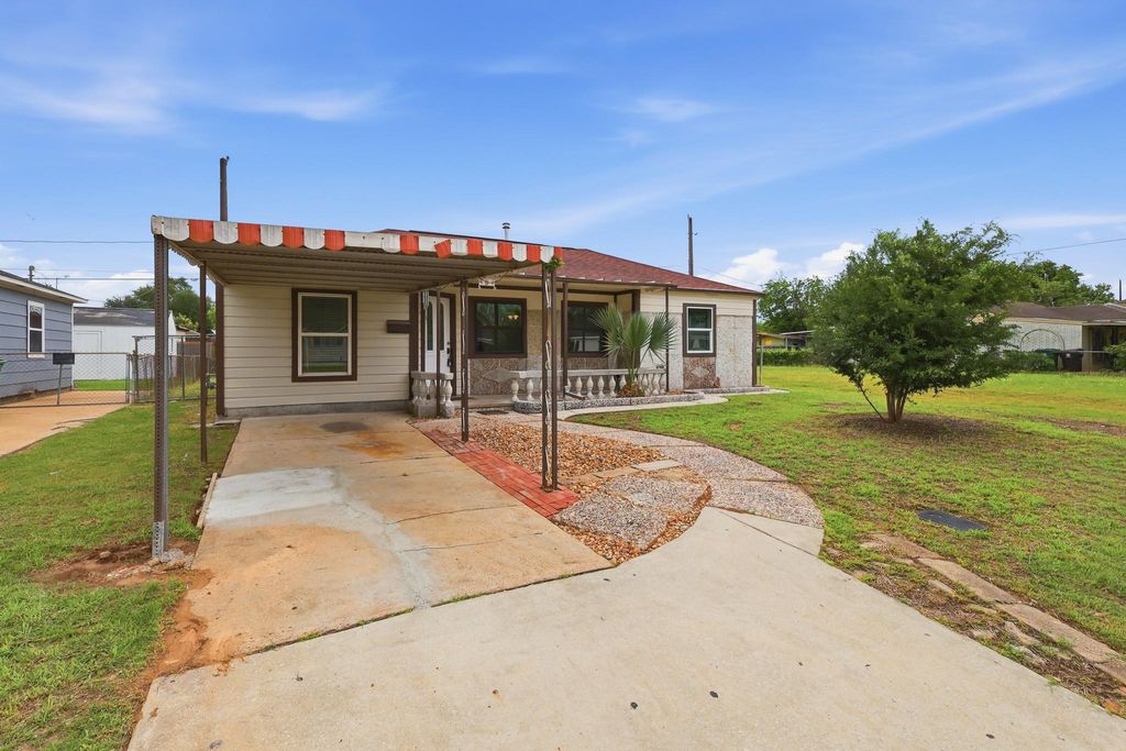 Photo of 407 Meters Street, Houston, TX 77020 (MLS # 34204057)