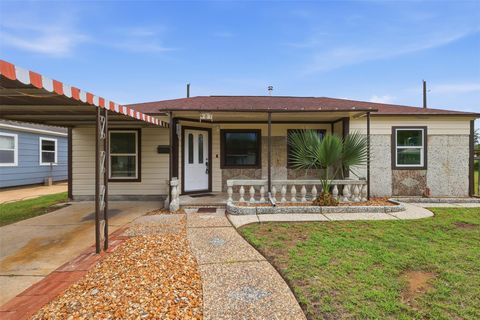 Photo of 407 Meters Street, Houston, TX 77020 (MLS # 34204057)