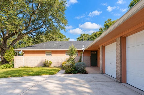 Photo of 5315 Creekbend Drive, Houston, TX 77096 (MLS # 44906006)