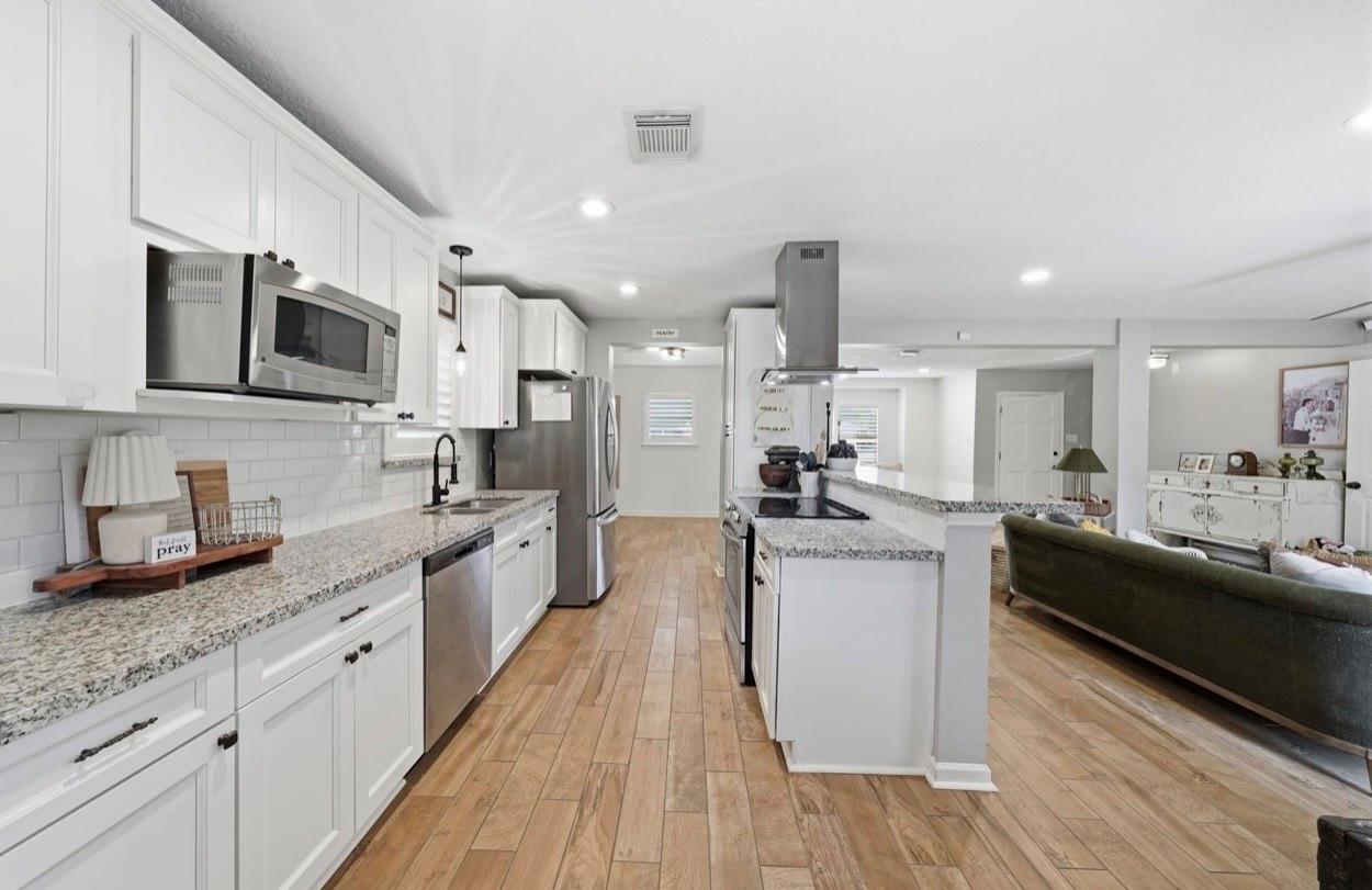 3037 Longwood Lane