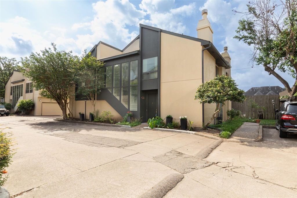 Photo of 1116 Bering Drive #11, Houston, TX 77057 (MLS # 24462622)