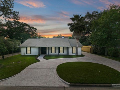 Photo of 2402 Chimney Rock Road, Houston, TX 77056 (MLS # 74171297)