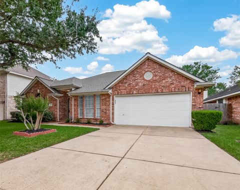 Photo of 1027 S Wellsford Drive, Pearland, TX 77584 (MLS # 20242715)