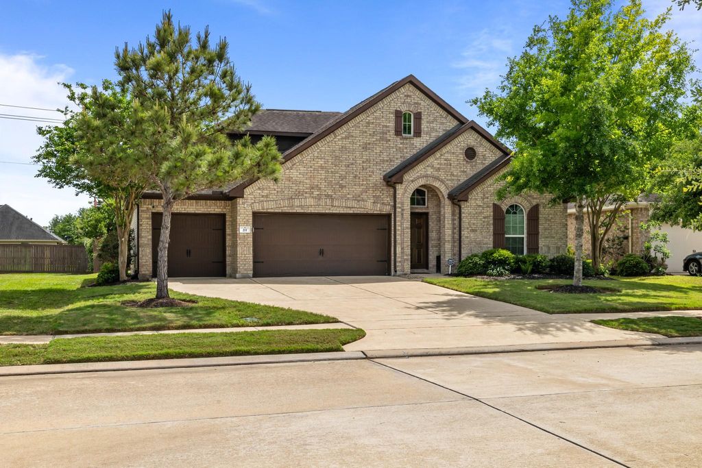 Photo of 211 Meadow Ridge Way, Clute, TX 77531 (MLS # 23835425)