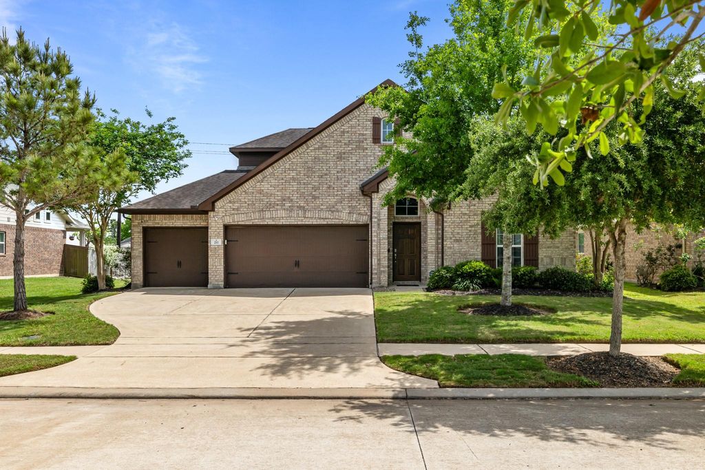 Photo of 211 Meadow Ridge Way, Clute, TX 77531 (MLS # 23835425)