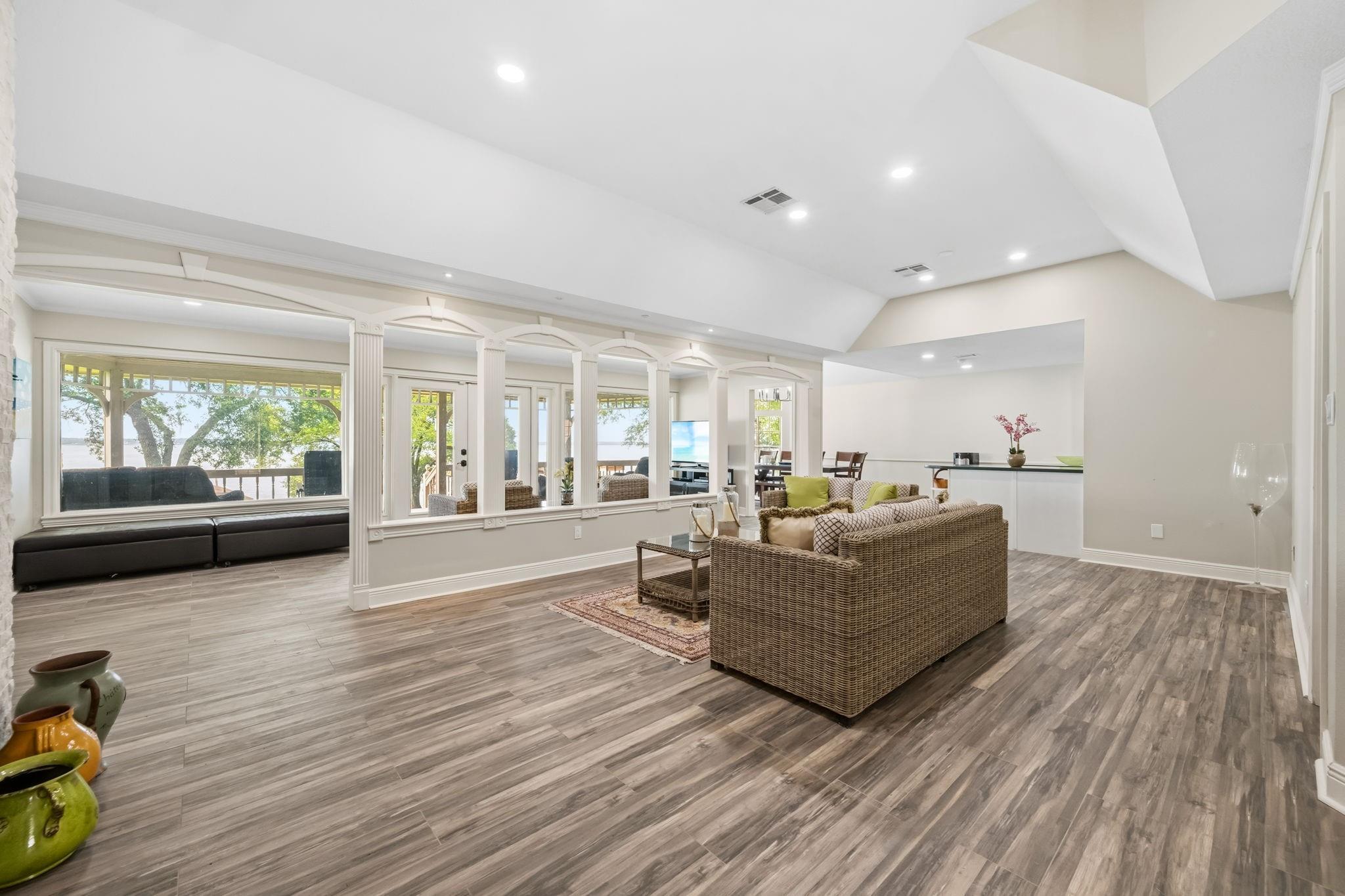 151 Lake Oaks Boulevard
