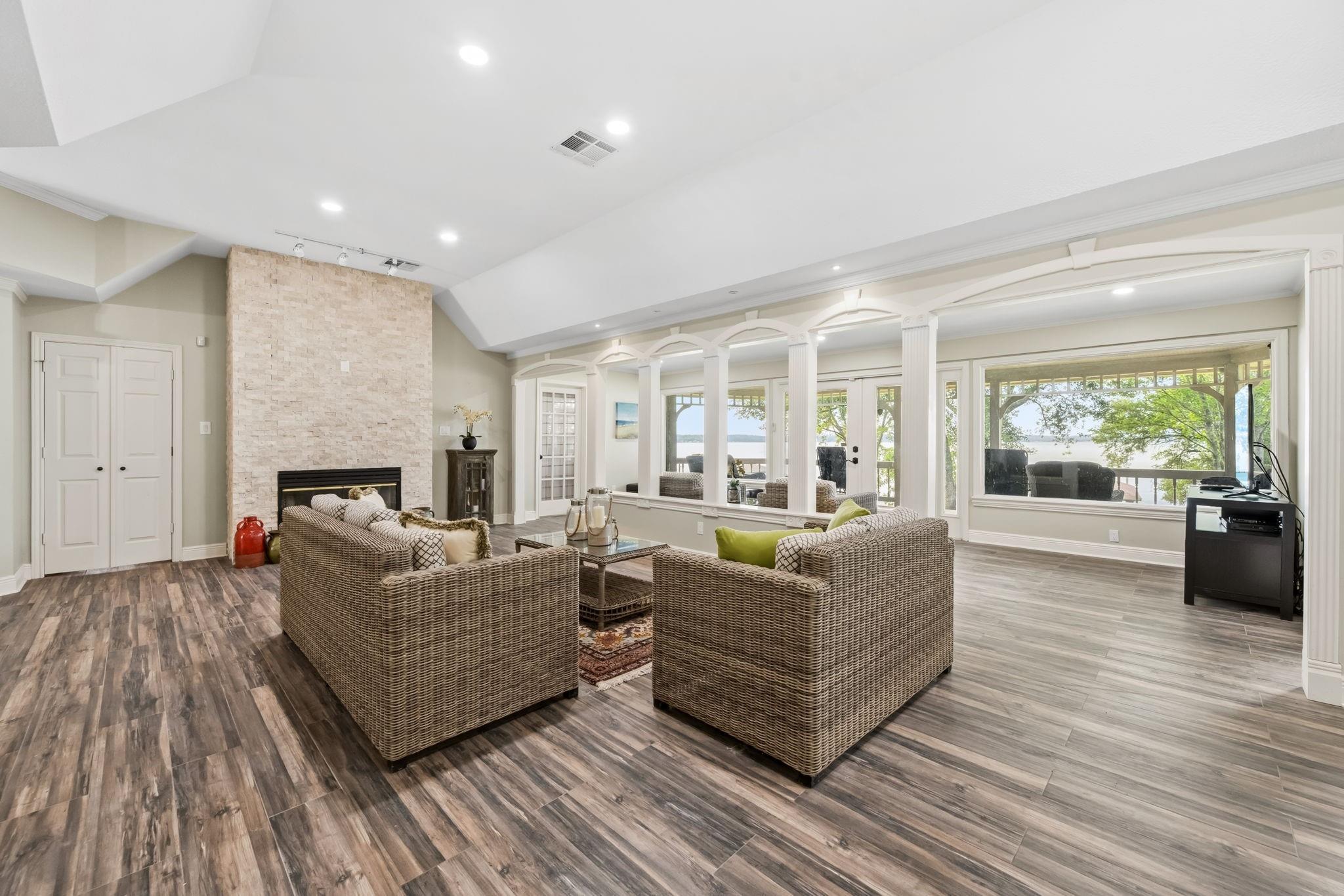 151 Lake Oaks Boulevard