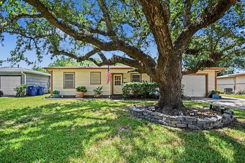 Homes For Rent - 5013 Live Oak Drive<br/> Galveston County, Texas City, TX 77591