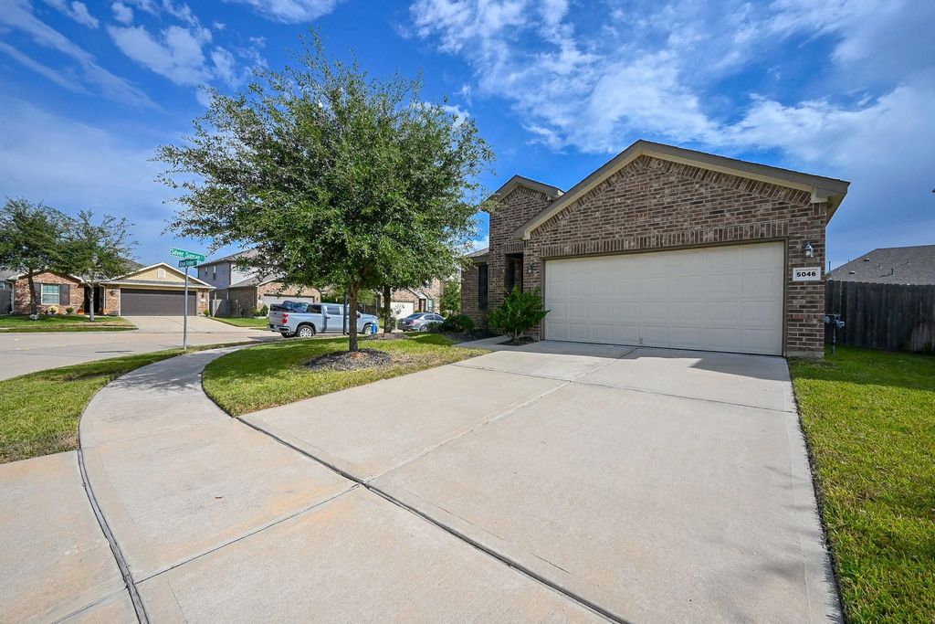 Photo of 5046 Royal Amber Lane, Katy, TX 77493 (MLS # 36563491)