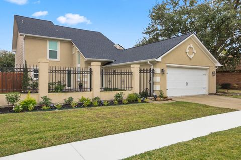 Photo of 4505 Country Club View, Baytown, TX 77521 (MLS # 21364567)