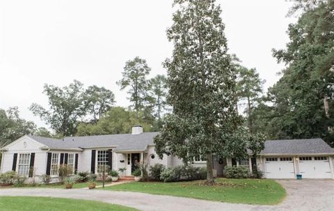 Photo of 709 Pinetree Lane, Lufkin, TX 75904 (MLS # 23720412)