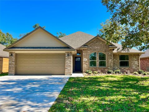 Photo of 1027 S Anderson Street, Angleton, TX 77515 (MLS # 81952494)