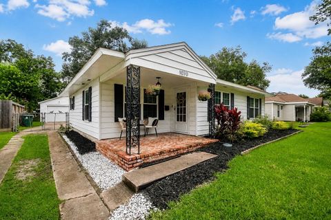 Photo of 1070 W 43rd Street, Houston, TX 77018 (MLS # 77039978)