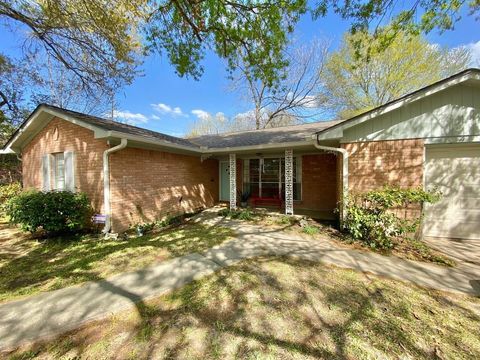 Photo of 1609 Pin Oak Drive, Huntsville, TX 77340 (MLS # 92739661)