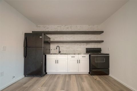 Tiny photo for 3320 Hays Street #B, Pasadena, TX 77503 (MLS # 27509152)