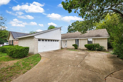 Photo of 5610 Longforest Drive, Houston, TX 77088 (MLS # 2433826)