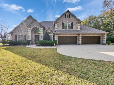 Homes For Sale - 15601 Crown Oaks Drive<br/> Montgomery, TX 77316
