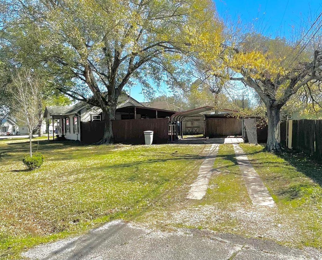 Photo of 5220 E Parkway Drive, Beaumont, TX 77705 (MLS # 62439803)
