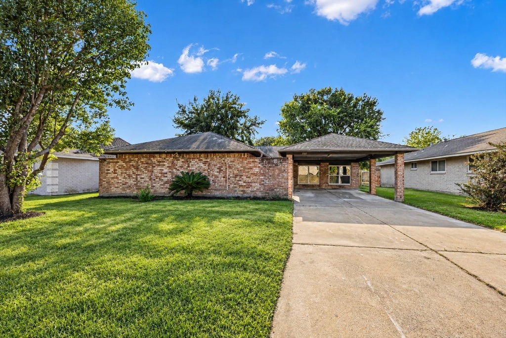 Photo of 5507 Bertellis Lane, Houston, TX 77091 (MLS # 20801617)