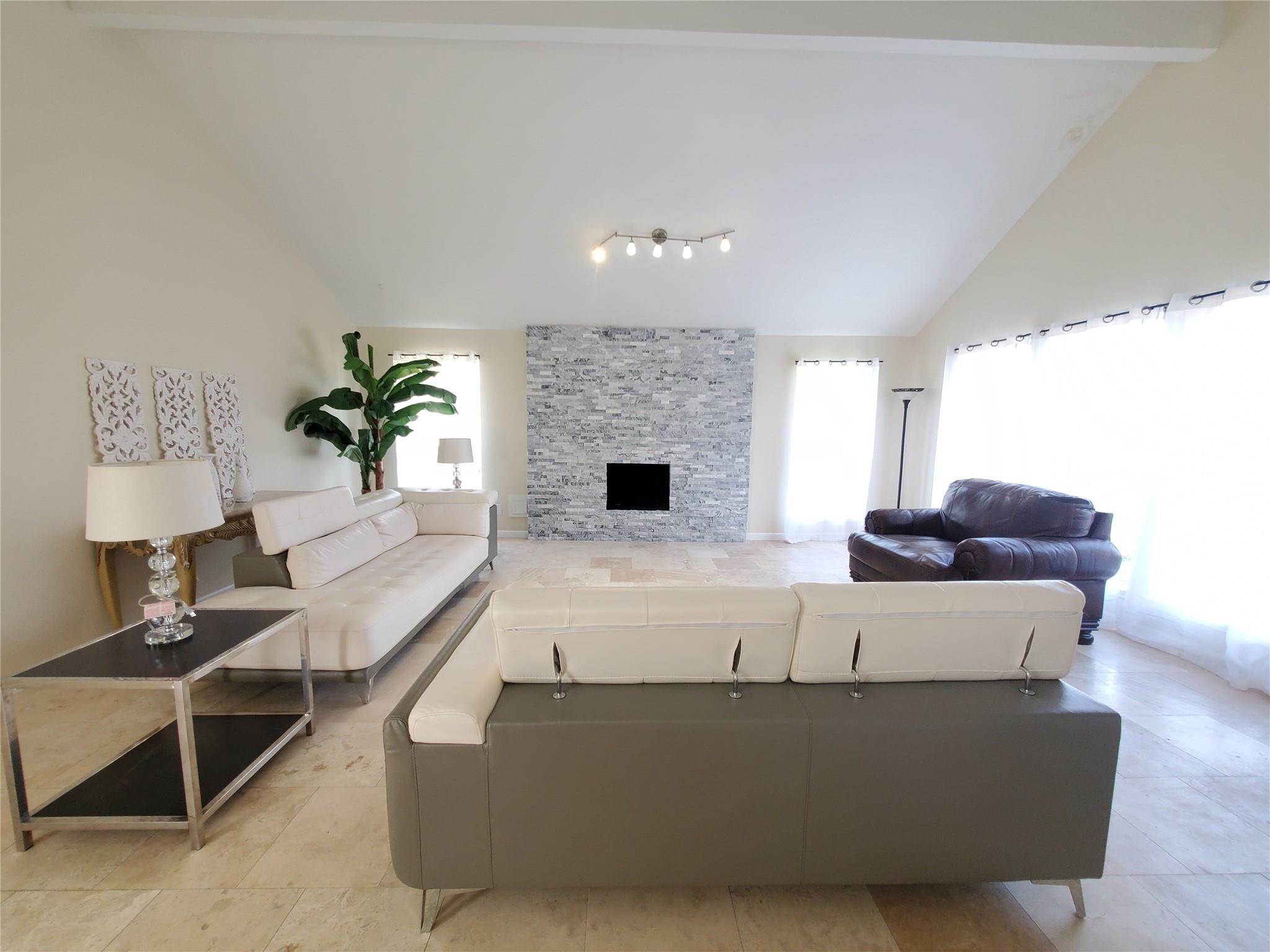 2810 Arrowhead Drive