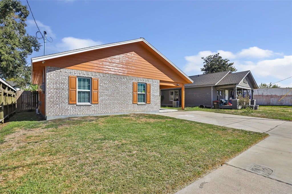 Photo of 204 W James Street, Baytown, TX 77520 (MLS # 33035589)