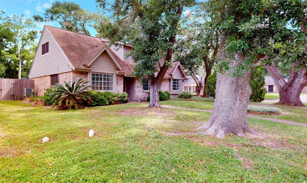 Photo of 5221 Cottonwood Circle, Dickinson, TX 77539 (MLS # 56589392)