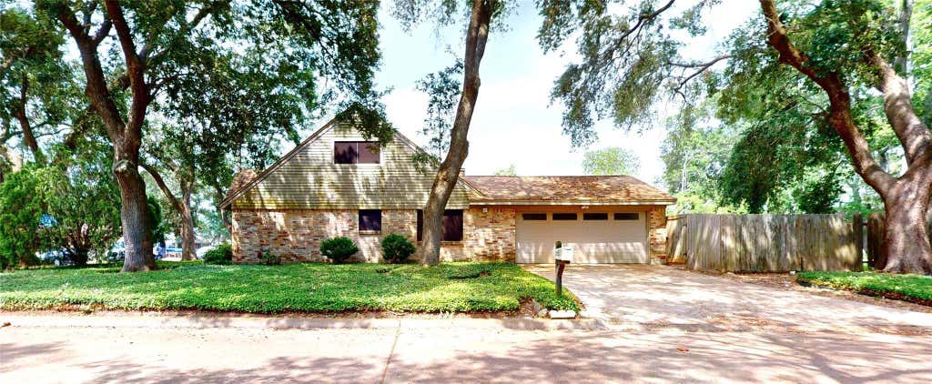 Photo of 5221 Cottonwood Circle, Dickinson, TX 77539 (MLS # 56589392)