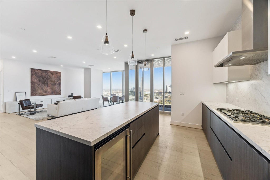 Photo of 1711 Allen Parkway #2605, Houston, TX 77019 (MLS # 40985047)
