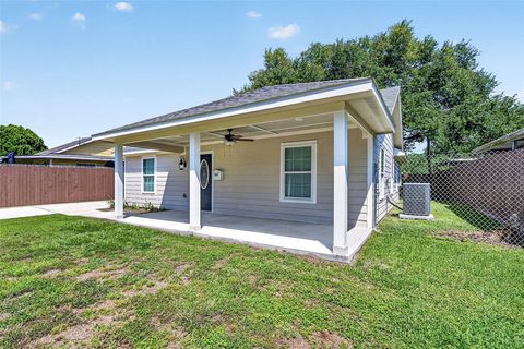 Tiny photo for 7623 Mchenry Street, Houston, TX 77087 (MLS # 41180571)