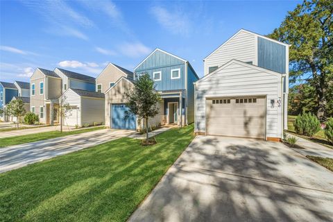 Photo of 706 W Dallas Street, Conroe, TX 77301 (MLS # 33070490)