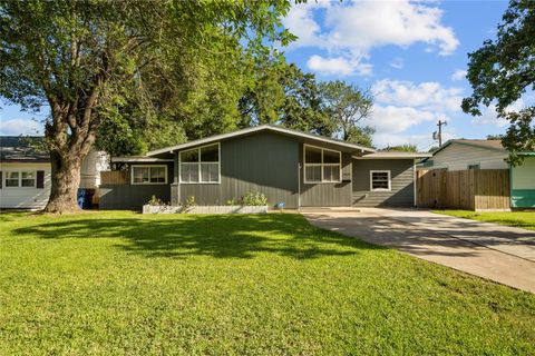 Photo of 1909 16th Avenue N, Texas City, TX 77590 (MLS # 26108594)
