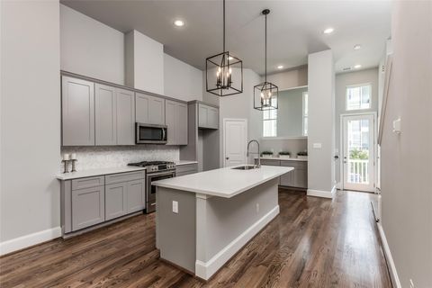 Photo of 605 W 24th Street, Houston, TX 77008 (MLS # 67696620)