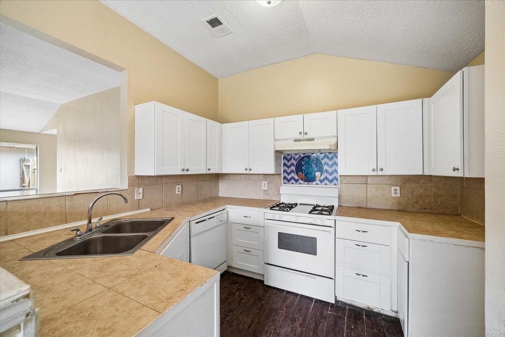 Photo of 11906 Kingslake Forest Drive, Houston, TX 77044 (MLS # 1006448)