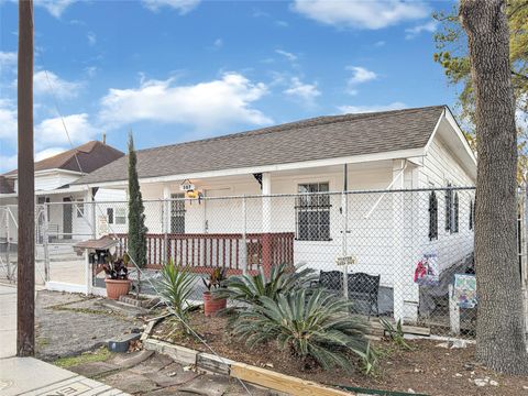 Multifamily For Sale - 305 N Live Oak Street<br/> Harris County, Houston, TX 77003