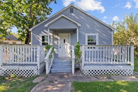 Photo of 2314 34th Avenue N, Texas City, TX 77590 (MLS # 88023032) Photo of 2314 34th Avenue N, Texas City, TX 77590 (MLS # 88023032)