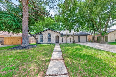 Photo of 338 Coach Lamp Lane, Houston, TX 77060 (MLS # 74121461)